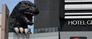 Der Kopf von Godzilla ragt 52 Meter über Gebäuden in Tokio, Japan. 