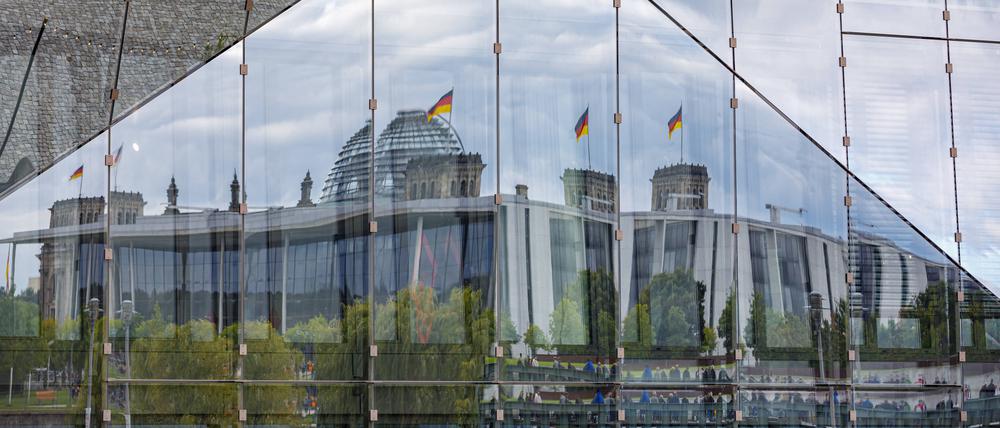 Auch 2020 hatten einige Abgeordnete hohe Nebeneinkünfte. Doch für Peter Ramsauer oder Gregor Gysi könnte sich bald einiges ändern. Eine Recherche.