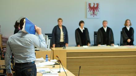 Der Angeklagte Mario K. verbarg auch am Freitag sein Gesicht im Saal des Landgerichts in Frankfurt (Oder). Sein Anwalt Axel Weimann begann bald danach mit seinem Plädoyer.
