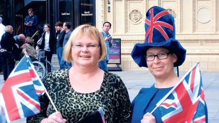 Queen-affin. Ingrid Baitz (l.) mit Kursteilnehmerin Grit Neubig in London.