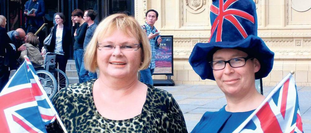 Queen-affin. Ingrid Baitz (l.) mit Kursteilnehmerin Grit Neubig in London.