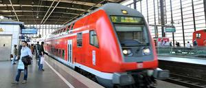 Eine Weichenstörung im Bereich des Bahnhofs Zoo hat am Freitagnachmittag für erhebliche Störungen im Regional- und Fernverkehr gesorgt.