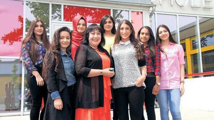 Seher Nalan Serbest, 19, (3.v.r.) mit ihrer Lehrerin Hilda Freyer und Mitschülerinnen.
