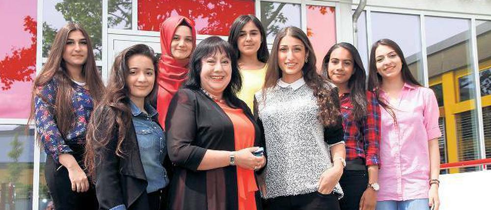 Seher Nalan Serbest, 19, (3.v.r.) mit ihrer Lehrerin Hilda Freyer und Mitschülerinnen.