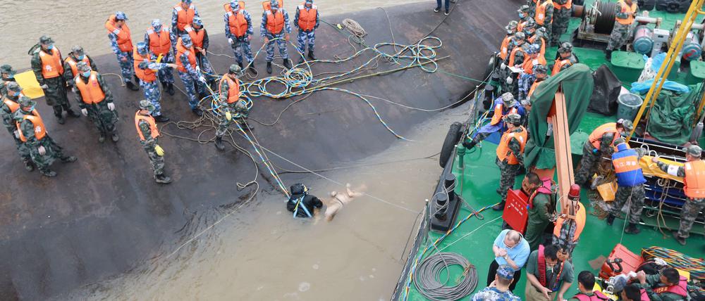 Rettungskräfte bei der Bergung einer Leiche aus dem gekenterten Touristenschiff im Jangtse-Fluss in China am Mittwoch.