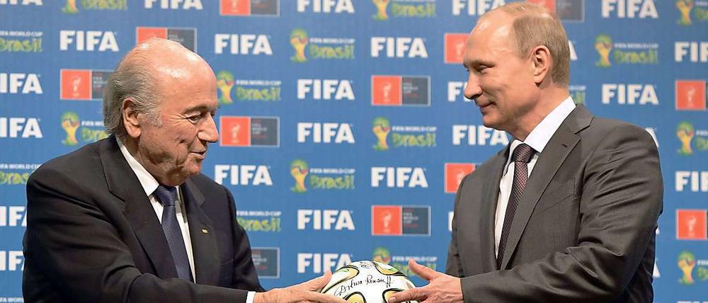 Da habt ihr schon mal den Ball. Joseph Blatter (li.) und Wladimir Putin. 