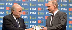 Da habt ihr schon mal den Ball. Joseph Blatter (li.) und Wladimir Putin. 