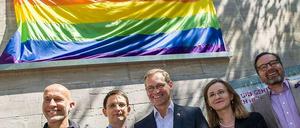 Michael Müller (Mitte) eröffnet die Pride Week.