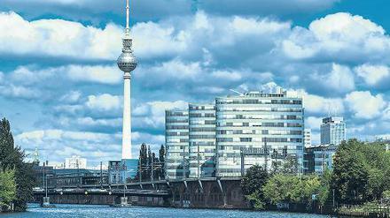 Ganz oben dabei. Berlin zählt neben Hamburg, München, Stuttgart, Düsseldorf, Köln und Frankfurt zu den bevorzugten Städten für Gewerbeimmobilien-Käufer. Die Büromieten halten mit den steigenden Immobilienpreisen allerdings nicht mit.