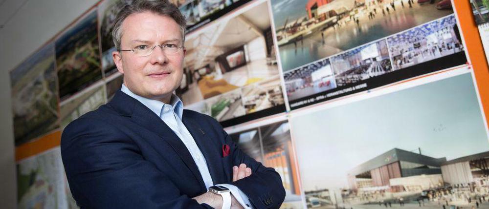 Sieht immerhin schon mal entschlossen aus: der TXL-Chef vor bunten Simulationen.