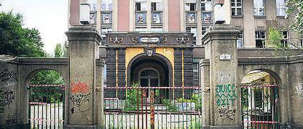 Auferstehen aus Ruinen soll die ehemalige Frauen- und Kinderklinik am Mariendorfer Weg in Neukölln. Dort sind mehr als 800 Wohnungen geplant.