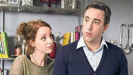 Auf der Toilette vergewaltigt. Paula (Amelie Plaas-Link) und ihr Vater Oliver (Alexander Schubert) müssen sich erst noch aneinander gewöhnen.