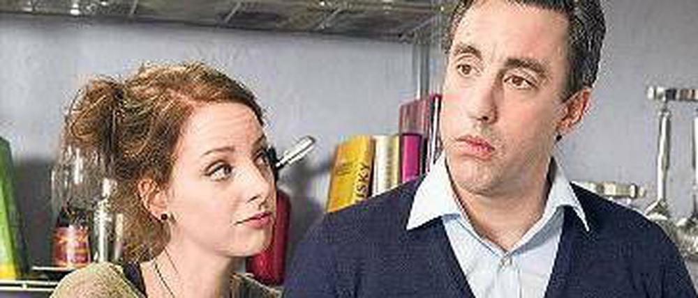 Auf der Toilette vergewaltigt. Paula (Amelie Plaas-Link) und ihr Vater Oliver (Alexander Schubert) müssen sich erst noch aneinander gewöhnen. 