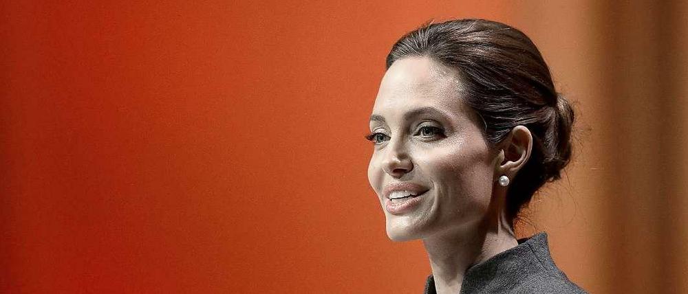 Angelina Jolie ist mehr als Schauspielerin - sie hat unter anderem für Schlagzeilen gesorgt, Regie geführt und Filme produziert, den Hollywood-Schönling Brad Pitt geheiratet, für Menschenrechte und Krebsvorsorge geworben.