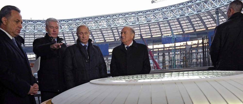 Chefsache. Russlands Sportminister Witali Mutko, Moskaus Bürgermeister Sergej Sobjanin sowie die Präsidenten Wladimir Putin (Russland) und Joseph Blatter (Fifa, v.l.) betrachten ein Modell des Luschniki-Stadions, in dem 2018 das WM-Finale ausgetragen wird.