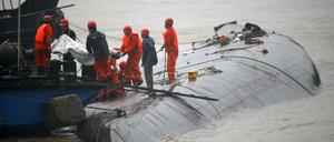 Rettungsteams bergen eine Leiche aus dem Schiff, das auf den Jangtse-Fluss in China am Montag gekentert ist.