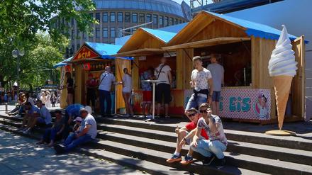 Kulinarische Grundversorgung. Der eigentliche Sinn der Buden ist aber, die Gedächtniskirche vor urinierenden Fußballfans zu schützen.