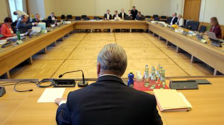 Berlins Innensenator Frank Henkel war am Freitag als Zeuge vor den BER-Untersuchungsausschuss im Berliner Abgeordnetenhaus geladen. Vom Flughafendebakel will er nichts gewusst haben.