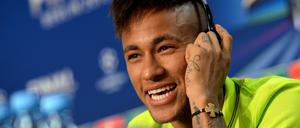 Barcelonas Stürmerstar Neymar gab sich bei der Pressekonferenz am Freitagabend im Olympiastadion bescheiden, aber zuversichtlich.