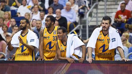 Zum Zuschauen verdammt: Nach einer Saison mit vielen Höhepunkten dürfen die Profis von Alba Berlin im Finale um die deutsche Meisterschaft nur zuschauen.