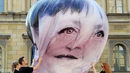 Sie schwebt über allen und allem, Angela Merkel.