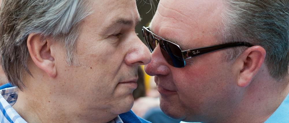Eng vertraut. CDU-Senator Frank Henkel und der Ex-Regierende Klaus Wowereit (SPD) 2012 beim Besuch des Christopher Street Days.