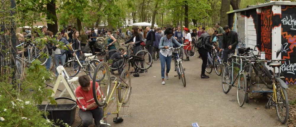 Reges Treiben im "Civilipark". Jeden letzten Sonnabend im Monat treffen sich hier Bietende und Suchende in Sachen Fahrrad zum Berliner Fahrradmarkt.