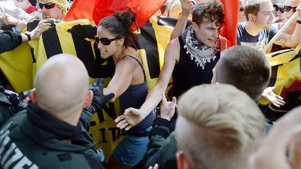 Am Rande der Demonstration in Garmisch-Partenkirchen kommt es zu kleineren Rangeleien.
