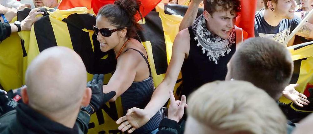 Am Rande der Demonstration in Garmisch-Partenkirchen kommt es zu kleineren Rangeleien.