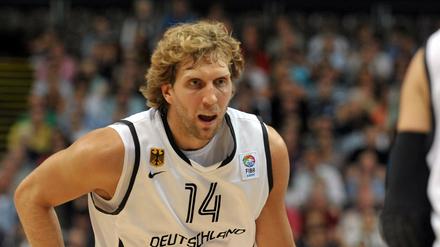 Dirk Nowitzki (hier bei einem Freundschaftsspiel gegen Bosnien-Herzegowina 2011) hat seine Teilnahme an der Heim-EM zugesagt.