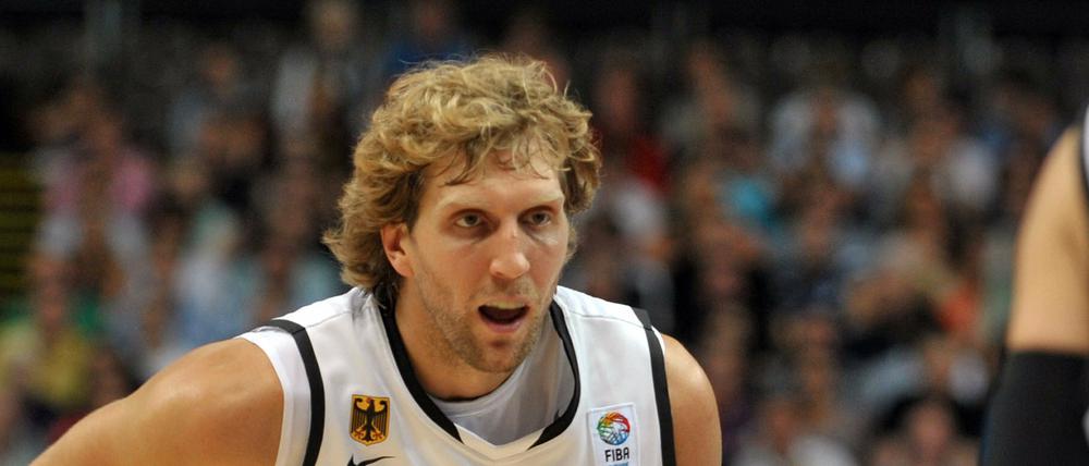 Dirk Nowitzki (hier bei einem Freundschaftsspiel gegen Bosnien-Herzegowina 2011) hat seine Teilnahme an der Heim-EM zugesagt.
