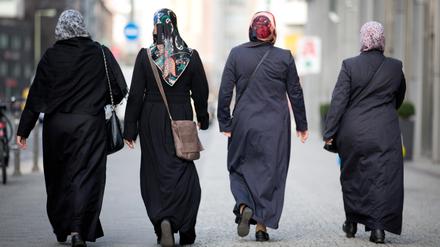 Politischer Akt? Vor allem junge muslimische Frauen lassen sich Umfragen zufolge nicht mehr von Brüdern, Vätern oder Ehemännern das Kopftuch vorschreiben, sondern tragen es aus freien Stücken.