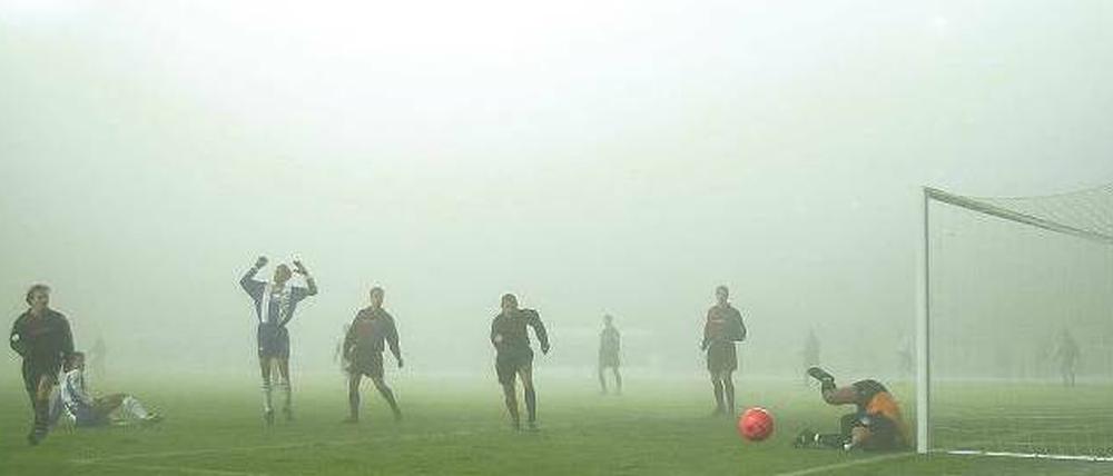 Haben Sie Hertha gegen Barcelona gesehen? Gute Frage. 60 000 Zuschauer waren im Olympiastadion, als beide Teams im November 1999 in der Zwischenrunde der Champions League aufeinandertrafen. Viel zu erkennen war von dem 1:1 im dichten Nebel aber nicht.