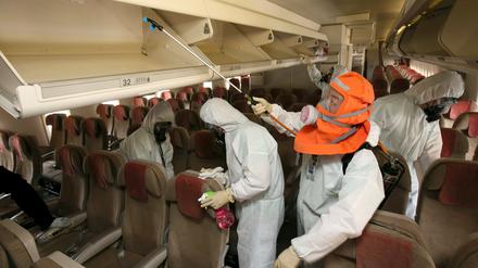 Mitarbeiter der Fluglinie Asiana Airlines desinfizieren den Innenraum eines Flugzeugs gegen das Mers-Virus in Incheon, Südkorea.