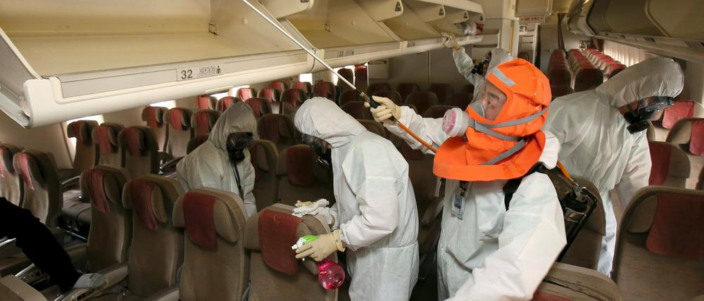 Mitarbeiter der Fluglinie Asiana Airlines desinfizieren den Innenraum eines Flugzeugs gegen das Mers-Virus in Incheon, Südkorea.