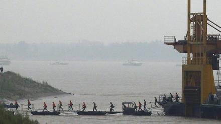 Rettungskräfte verlassen die Kommandozentrale, die zur Koordinierung der Rettung und Bergung des Touristenschiffes mit mehr als 440 Passagieren auf dem Jangtse-Fluss in China aufgebaut wurde.
