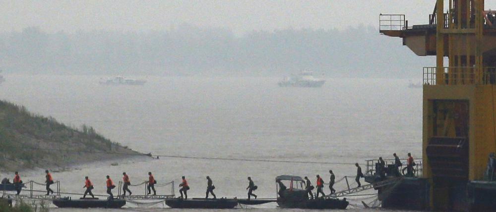 Rettungskräfte verlassen die Kommandozentrale, die zur Koordinierung der Rettung und Bergung des Touristenschiffes mit mehr als 440 Passagieren auf dem Jangtse-Fluss in China aufgebaut wurde.