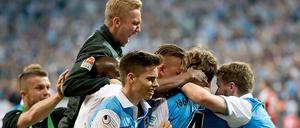 Wir bleiben oben. Die Spieler der Löwen nach dem Spiel.