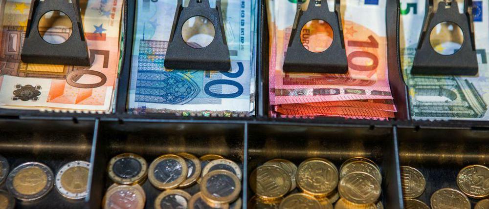 Volle Kassen: Deutschlands Wirtschaft geht es gut und auch die Zukunft soll laut der Bundesbank nun noch rosiger werden als erwartet.
