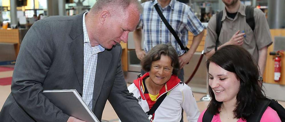 Politiker mit Sportlern. Innensenator Michael Neumann (li.) mit Hamburger Paralympics-Teilnehmern.