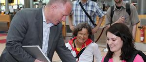 Politiker mit Sportlern. Innensenator Michael Neumann (li.) mit Hamburger Paralympics-Teilnehmern.