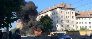 In der Prenzlauer Allee ist am Freitagnachmittag auf Höhe des Bahnhofs ein VW-Bus in Flammen aufgegangen.