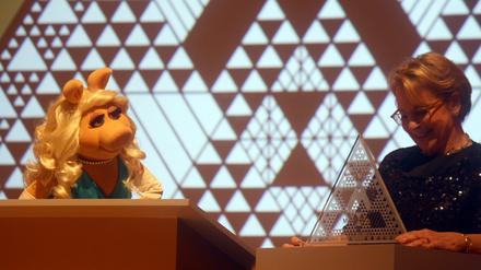 Miss Piggy (l) freut sich am Donnerstag im Brooklyn Museum New York neben der Preisstifterin und US-Aktivistin Elizabeth Sackler über die Auszeichnung mit dem Frauenrechtspreis "Sackler Center First Award".
