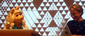 Miss Piggy (l) freut sich am Donnerstag im Brooklyn Museum New York neben der Preisstifterin und US-Aktivistin Elizabeth Sackler über die Auszeichnung mit dem Frauenrechtspreis "Sackler Center First Award".