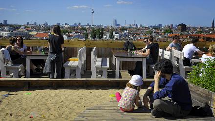 Der Klunkerkranich auf dem Parkdeck der Neukölln Arkaden.