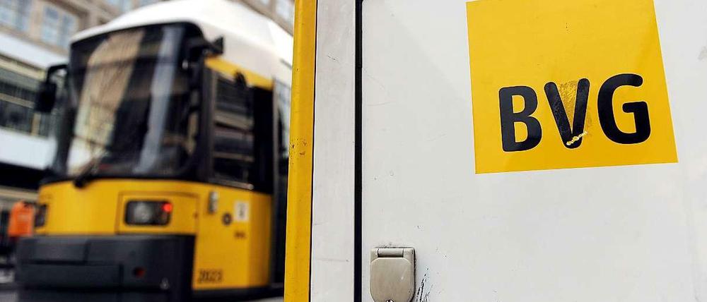 Bei einem Unfall zwischen einem Auto und einer Tram verletzte sich eine 66 Jahre alte Frau.