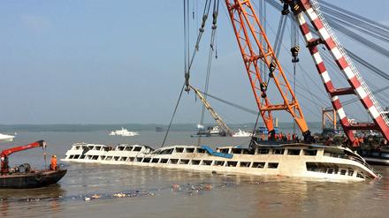 Kräne drehen das gekenterte Touristenschiff "Eastern Star" im Jangtse-Fluss in der Provinz Hubei in China.