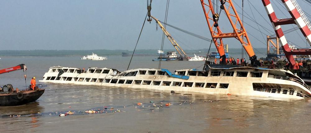 Kräne drehen das gekenterte Touristenschiff "Eastern Star" im Jangtse-Fluss in der Provinz Hubei in China.