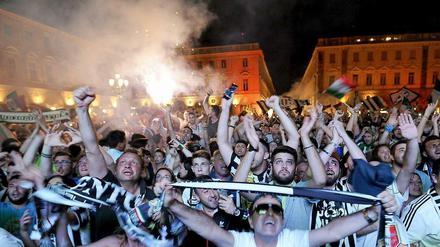 Zwischenhoch: Juventus-Fans feiern gemeinsam in Turin den zwischenzeitlichen Ausgleich im Champions-League-Finale von Berlin