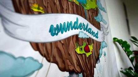 Die 6Wunderkinder schreiben an ihrer App im Wunderland herum - das Logo des Start-ups in ihrem Hauptquartier in Mitte. 